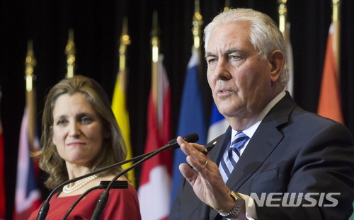 【브리티시 콜럼비아=AP/뉴시스】16일(현지시간) 캐나다 밴쿠버에서 열린 북한의 핵·미사일 문제에 관한 관련국 외교장관 회의 참석 후 크리스티아 프릴랜드 캐나다 외무장관과 렉스 틸러슨 미국 국무장관이 기자회견을 하고 있다. 2018.01.17.