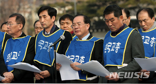 【서울=뉴시스】김선웅 기자 = 17일 오전 청와대 앞에서 한국교원단체총연합회(한국교총)이 주최한 '교장공모제 확대 반대 및 철회 촉구' 기자회견에서 하윤수 한국교총 회장이 발언을 하고 있다. 교장공모제란 승진에 따른 교장 임용방식이 아닌 공개모집을 통한 교장 임용방식으로 한국교총은 교장공모제에 대해 "교육자의 노력과 헌신을 무너뜨리는 편법이며 성실과 노력이 인정받는 교직사회가 되게해야한다"며 교장공모제 확대 반대 및 철회를 촉구했다. 2018.01.17. mangusta@newsis.com