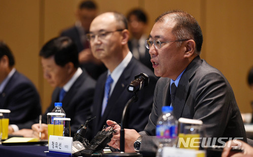 【용인=뉴시스】이정선 기자 = 정의선 현대자동차 부회장이 17일 오전 경기 용인 처인구 현대자동차그룹 환경기술연구소에서 열린 현대차그룹 현장소통 간담회에서 인사말을 하고 있다. 2018.01.17.&nbsp; ppljs@newsis.com