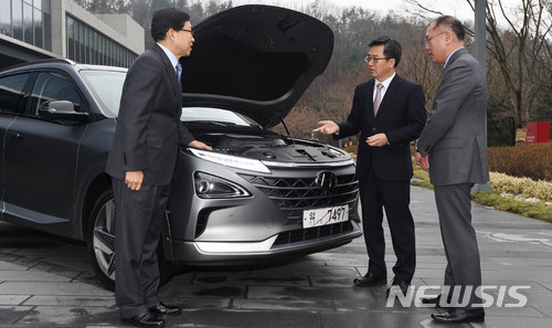 【용인=뉴시스】이정선 기자 = 김동연 경제부총리 겸 기획재정부 장관과 정의선 현대자동차 부회장이 17일 오전 경기 용인 처인구 현대자동차그룹 환경기술연구소에서 수소전기차 넥쏘를 살펴보고 있다. 2018.01.17. ppljs@newsis.com
