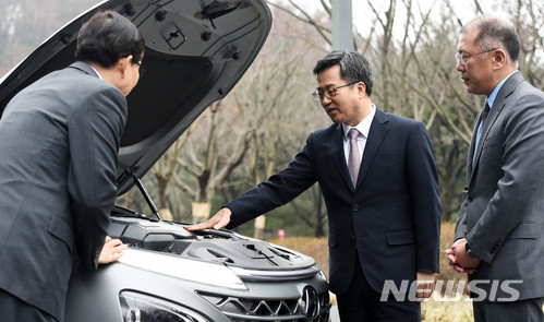 【용인=뉴시스】이정선 기자 = 김동연 경제부총리 겸 기획재정부 장관과 정의선 현대자동차 부회장이 17일 오전 경기 용인 처인구 현대자동차그룹 환경기술연구소에서 수소전기차 넥쏘를 살펴보고 있다. 2018.01.17. ppljs@newsis.com
