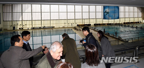 【광주=뉴시스】신대희 기자 = 17일 오전 광주 남부대학교 시립국제수영장에서 국제수영연맹(FINA) 대표단이 2019광주세계수영선수권대회 주경기장 설계와 대회 준비 상황을 점검하고 있다. 2018.01.17.&nbsp;&nbsp; sdhdream@newsis.com