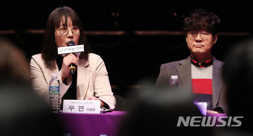 【서울=뉴시스】추상철 기자 =서울문화재단 남산예술센터 '2018 시즌 프로그램' 기자간담회가 열린 17일 오후 서울 용산구 남산예술센터에서 우연(왼쪽) 남산예술센터 극장장이 인사말을 하고 있다. 주철환(오른쪽) 서울문화재단 대표. 2018.01.17. scchoo@newsis.com