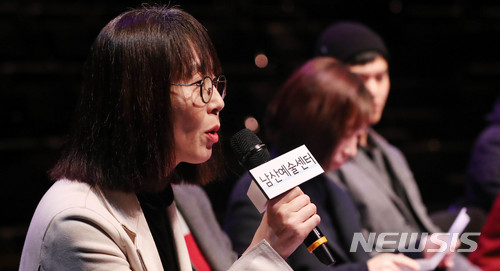 【서울=뉴시스】추상철 기자 =서울문화재단 남산예술센터 '2018 시즌 프로그램' 기자간담회가 열린 17일 오후 서울 용산구 남산예술센터에서 우연 남산예술센터 극장장이 인사말을 하고 있다. 2018.01.17. scchoo@newsis.com