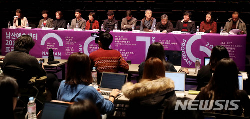 【서울=뉴시스】추상철 기자 =서울문화재단 남산예술센터 '2018 시즌 프로그램' 기자간담회가 열린 17일 오후 서울 용산구 남산예술센터에서 주철환(왼쪽 두번째) 서울문화재단 대표를 비롯한 연출가들이 간담회에 참석해 있다. 2018.01.17. scchoo@newsis.com