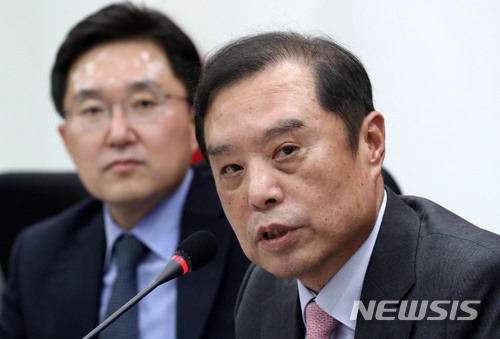 【서울=뉴시스】홍효식 기자 = 김병준(오른쪽) 국민대 교수가 17일 오후 서울 여의도 국회 본청 자유한국당 정책위회의실에서 열린 당 혁신위원회 '제1차 신보수주의 국가개혁 심포지엄'에 참석해 모두발언을 하고 있다. 왼쪽은 김용태 제2기 혁신위원장. 2018.01.17. yesphoto@newsis.com