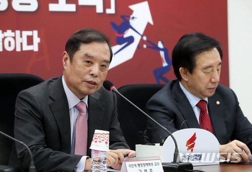 【서울=뉴시스】홍효식 기자 = 김병준(왼쪽) 국민대 교수가 17일 오후 서울 여의도 국회 본청 자유한국당 정책위회의실에서 열린 당 혁신위원회 '제1차 신보수주의 국가개혁 심포지엄'에 참석해 모두발언을 하고 있다. 오른쪽은 김성태 원내대표. 2018.01.17. yesphoto@newsis.com