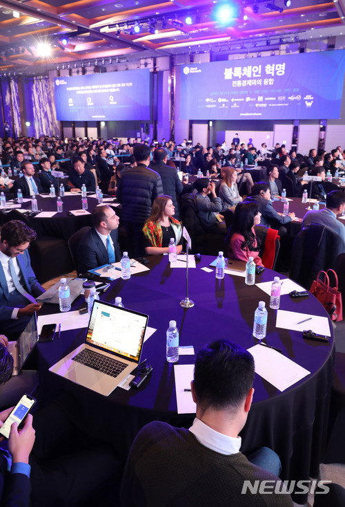 【서울=뉴시스】박주성 기자 = 17일 오후 서울 드래곤시티호텔에서 열린 ‘블록체인 혁명: 전통경제와의 융합’ 포럼에서 참석자들이 지브렐 네트워크 공동창업자 탈랄 타바 대표의 지브렐 네트워크 로드맵을 소개를 경청하고 있다. 2018.01.17. park7691@newsis.com