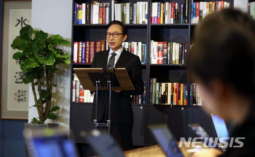 【서울=뉴시스】조성봉 기자 = 이명박 전 대통령이 17일 오후 서울 강남구 삼성동 사무실에서 기자회견을 갖고 MB의 '집사'로 불리는 김백준 전 청와대 총무기획관 구속 등 검찰수사와 관련해 입장을 밝히고 있다. 2018.01.17 suncho21@newsis.com