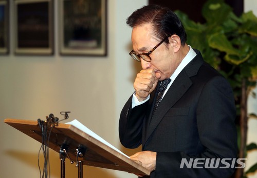 【서울=뉴시스】조성봉 기자 = 이명박 전 대통령이 지난 1월17일 오후 서울 강남구 삼성동 사무실에서 검찰수사와 관련해 입장을 밝히던 중 기침을 하고 있다. 2018.01.17suncho21@newsis.com