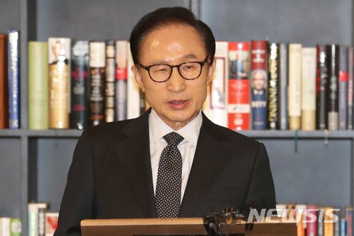 【서울=뉴시스】 조성봉 기자 = 이명박 전 대통령이 17일 오후 강남구 삼성동 사무실에서 검찰의 특수활동비수사와 관련한 입장을 밝히고 있다. 2018.01.17.&nbsp; photo@newsis.com