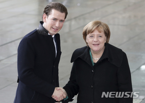 【베를린=AP/뉴시스】독일을 방문한 제바스티안 쿠르츠(좌) 오스트리아 신임 총리가 17일(현지시간) 앙겔라 메르켈(우) 독일 총리와 악수하고 있다. 이들은 이날 "불법 이민자를 줄이기 위해 양국이 강력한 국경 건설에 협력할 것"이라고 밝혔다. 2018.01.18 