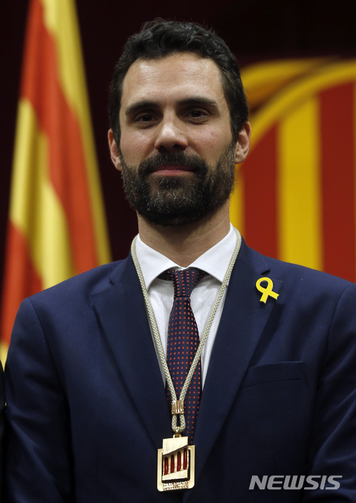 【바르셀로나=AP/뉴시스】분리주의 정당 공화좌파당(ERC) 소속 로저 토렌트(38)가 17일(현지시간) 스페인 카탈루냐 주의회 신임 의장으로 선출됐다. 토렌트 신임 의장은 이날 의회에서 진행된 의장 선거에서 반(反)독립주의 정당 측 후보를 65대 56으로 앞질렀다. 2018.01.18