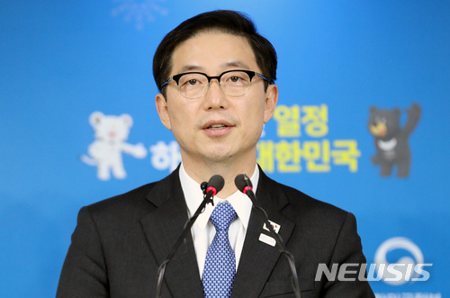 【서울=뉴시스】김선웅 기자 = 천해성 통일부 차관이 북한의 2018 평창동계올림픽 참가와 관련 남북 차관급 실무회담을 마친 17일 오후 서울 종로구 정부서울청사 통합브리핑룸에서 관련 브리핑을 하고 있다. 2018.01.17. mangusta@newsis.com