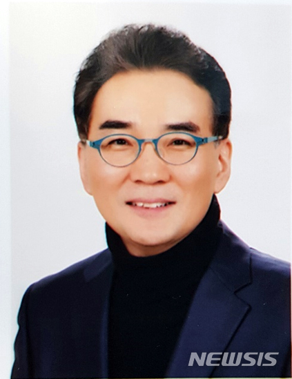 【서울=뉴시스】지난 8일 미국 전기전자학회(IEEE) 최우수논문상(Chester-Sall Memorial Award)을 수상한 고려대학교 네트워크 연구실 소속 이원준 교수. 2018.01.18. (사진=고려대학교 제공)