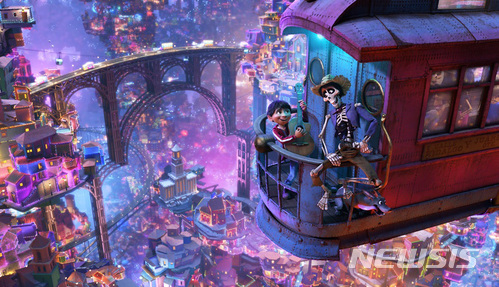 【서울=뉴시스】할리우드 만화영화 '코코'(감독 리 언크리치)의 한 장면. 