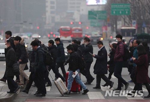 [보통사람 보고서]"월 438만원 벌어 절반 쓴다…빚 갚는데만 41만원"