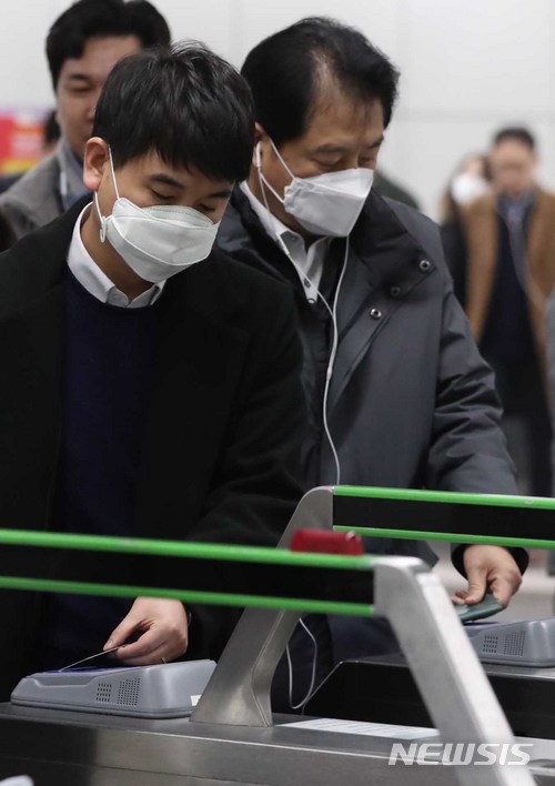 【서울=뉴시스】고승민 기자 = 전국적으로 미세먼지 농도가 '나쁨' 수준으로 예보된 18일 오전 서울 지하철 광화문역에서 시민들이 무료로 게이트를 빠져나오고 있다. 미세먼지는 전 권역에서 '매우 나쁨' 수준의 농도가 나타날 수 있다. 2018.01.18. kkssmm99@newsis.com