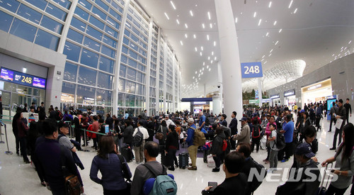 【인천공항=뉴시스】추상철 기자 = 인천국제공항 제2여객터미널이 개항된 18일 오전 인천국제공항 제2여객터미널 탑승구 앞에서 승객들이 첫 출발 항공편인 대한항공(KE621,필리핀 마닐라) 여객기 탑승을 기다리고 있다. 2018.01.18. scchoo@newsis.com