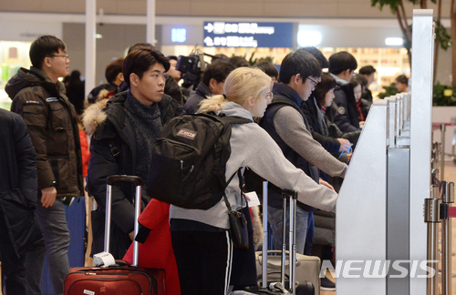 【인천공항=뉴시스】임태훈 기자 = 인천국제공항 제2여객터미널(T2)이 공식 개장한 18일 오전 인천공항 제2여객터미널을 찾은 승객들이 셀프 체크인을 통해 수속절차를 밟고 있다. 2018.01.18. photo@newsis.com