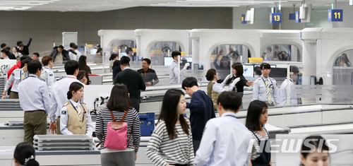 [인천공항=뉴시스] 사진은 인천국제공항 제2여객터미널 출국장의 보안검색의 모습. 2022.04.12. photo@newsis.com