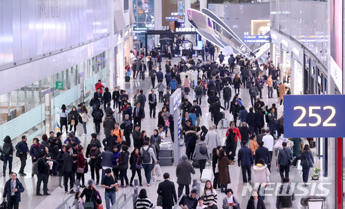 【인천공항=뉴시스】임태훈 기자 = 인천공항 제2여객터미널 개항 첫날인 18일 오전 인천공항 제2여객터미널 출국장 면세점이 탑승객들로 붐비고 있다. 2018.01.18. photo@newsis.com