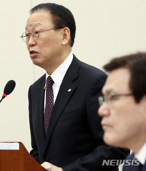 【서울=뉴시스】박영태 기자 = 18일 오전 서울 영등포구 여의도 국회에서 진행된 정무위원회 전체회의에서 최흥식 금융감독원장이 업무보고를 하고 있다. 2018.01.18.since1999@newsis.com
