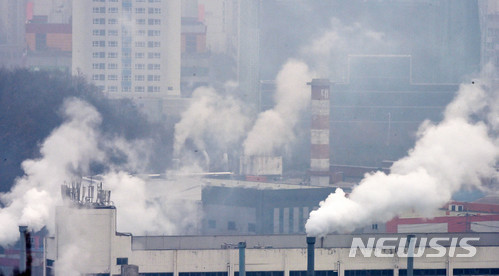 【안산=뉴시스】이정선 기자 = 지속적인 미세먼지 농도 상승에 겨울철 황사까지 겹친 가운데 18일 오전 경기 안산 반월국가산업단지 굴뚝에서 희뿌연 연기가 나오고 있다. 2018.01.18. ppljs@newsis.com