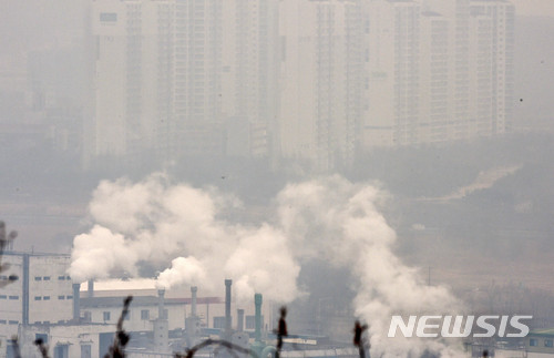 【안산=뉴시스】이정선 기자 = 지속적인 미세먼지 농도 상승에 겨울철 황사까지 겹친 가운데 18일 오전 경기 안산 반월국가산업단지 굴뚝에서 희뿌연 연기가 나오고 있다. 2018.01.18. ppljs@newsis.com