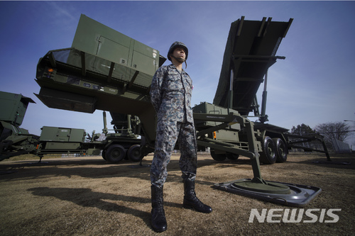 【후나바시(지바)=AP/뉴시스】일본 육상자위대의 부대원이 18일 지바현 후나바 시에 위치한 지대공 유도미사일 패트리엇(PAC3) 장비 앞에 서 있다. 아베 신조(安倍晋三) 일본 총리와 맬컴 턴불 호주 총리는 이날 패트리엇 장비를 시찰했다. 2018.01.18.