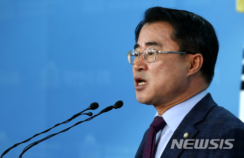 【서울=뉴시스】이영환 기자 = 국민의당 통합 반대파 모임 국민의당지키기운동본부 대변인 최경환 의원이 18일 오전 서울 여의도 국회에서 안철수-유승민 대표의 통합선언을 비판하며 기자회견을 하고 있다. 2018.01.18.&nbsp; 20hwan@newsis.com