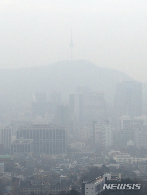 【서울=뉴시스】전진환 기자 = 고농도 미세먼지가 전국을 뒤덮은 18일 오전 서울 종로구 북한산 산책로에서 바라본 서울시내가 뿌옇게 보이고 있다. 2018.01.18. amin2@newsis.com