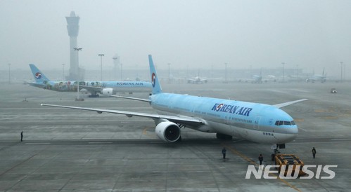 【인천공항=뉴시스】 임태훈 기자 = 18일 오전 인천공항 제2여객터미널 계류장에서 첫 출발 대한항공 필리핀 마닐라행 비행기가 이륙준비를 하고 있다. 2018.01.18. photo@newsis.com