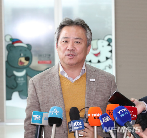 【인천공항=뉴시스】임태훈 기자 = 이기흥 대한체육회장이 '남북한 올림픽 참가회의'에 참석하기 위해 18일 오후 인천국제공항 제2여객터미널에서 IOC 본부가 있는 스위스 로잔으로 출국하기에 앞서 취재진의 질문에 답변하고 있다. 토마스 바흐 IOC위원장이 주재하는 회의에 우리나라에서는 도종환 문화체육관광부 장관, 이희범 평창동계올림픽조직위원장, 유승민 IOC 선수위원이 참석한다. 2018.1.18. photo@newsis.com