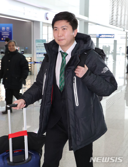【인천공항=뉴시스】임태훈 기자 = 유승민 IOC(국제올림픽위원회)위원이 '남북한 올림픽 참가회의'에 참석하기 위해 18일 오후 인천국제공항 제2여객터미널에서 IOC 본부가 있는 스위스 로잔으로 출국하고 있다.&nbsp; 토마스 바흐 IOC위원장이 주재하는 회의에 우리나라에서는 도종환 문화체육관광부 장관, 이희범 평창동계올림픽조직위원장, 유승민 IOC 선수위원이 참석한다. 2018.1.18.&nbsp; photo@newsis.com
