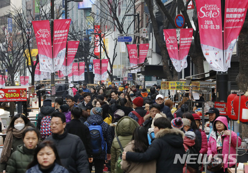 【서울=뉴시스】최동준 기자 = 18일 '코리아 그랜드 세일'이 진행되고 있는 서울 명동 거리가 외국인과 시민들로 붐비고 있다. 2018.01.18. photocdj@newsis.com