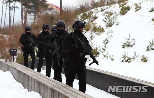 【서울=뉴시스】 18일 육군 제1야전군사령부가 시행한 평창 동계올림픽 경비작전 통합 야외기동훈련에서 특전사 대테러 요원들이 평창 동계올림픽 스키점프대 시설물 주변을 도보순찰하고 있다. 2018.01.18. (사진=육군 제공) photo@newsis.com