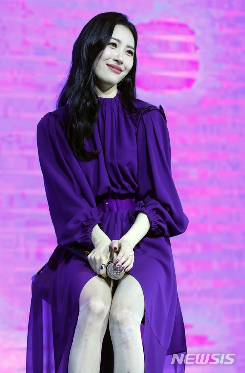 【서울=뉴시스】조성봉 기자 = 가수 선미가 18일 오후 서울 강남구 라마다 호텔 서울 그레이스가든 홀에서 열린 싱글 앨범 ‘주인공(Heroine)’ 발매 기념 기자간담회에서 미소짓고 있다. 2018.01.18.suncho21@newsis.com