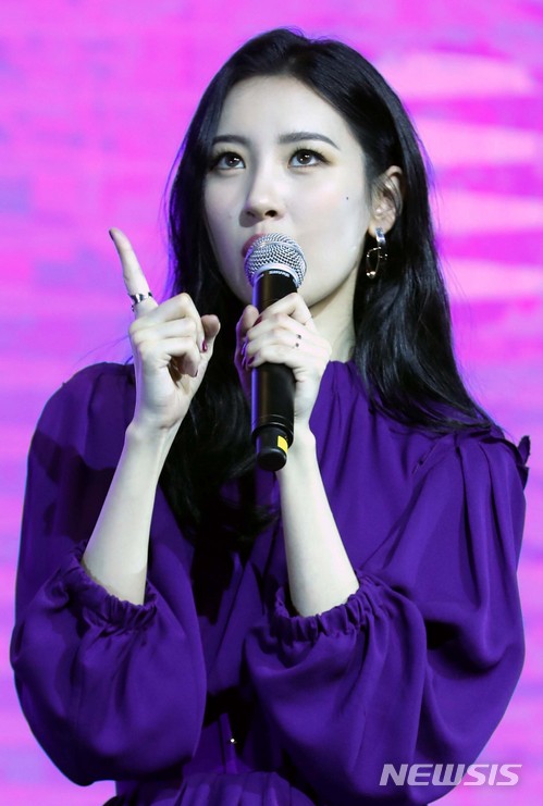 【서울=뉴시스】조성봉 기자 = 가수 선미가 18일 오후 서울 강남구 라마다 호텔 서울 그레이스가든 홀에서 열린 싱글 앨범 ‘주인공(Heroine)’ 발매 기념 기자간담회에서 소감을 밝히고 있다. 2018.01.18.suncho21@newsis.com