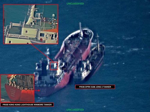 【서울=뉴시스】 동중국해 해상에서 지난해 10월 라이트하우스 윈모어호(왼쪽 큰 배)가 북한 삼정2호에 석유를 불법 환적하고 있는 모습. <사진출처: NYT 홈페이지> 2018.1.19
