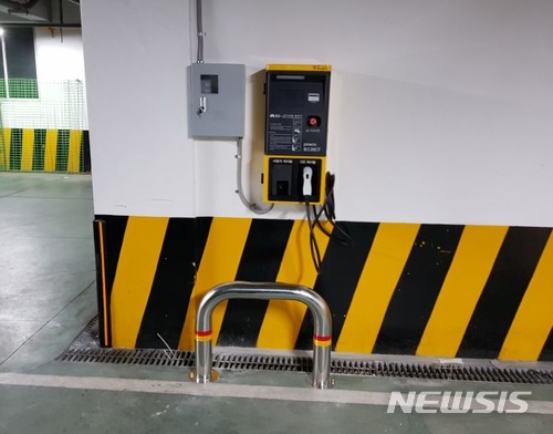 【서울=뉴시스】서울 강북구 수유2동 주민센터에 설치된 전기차 충전기. 2018.01.18. (사진 = 강북구 제공) photo@newsis.com