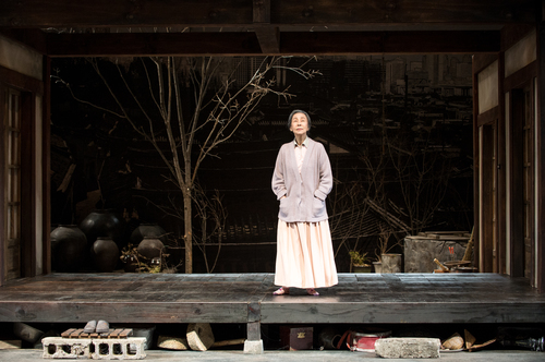 【서울=뉴시스】 연극 '3월의 눈' 2015년 공연 사진. 2018.01.19. (사진 = 국립극단 제공) photo@newsis.com