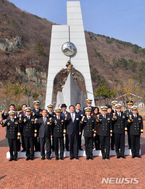 【부산=뉴시스】 하경민 기자 = 19일 부산 남구 해군작전사령부 부산작전기지에서 열린 아덴만 여명작전 7주년 기념행사에 참석한 정진섭 작전사령관과 초청인사들이 아덴만 여명작전 승전 기념비 앞에서 기념촬영을 하고 있다. 2018.01.19. (사진=해군작전사 제공)yulnetphoto@newsis.com