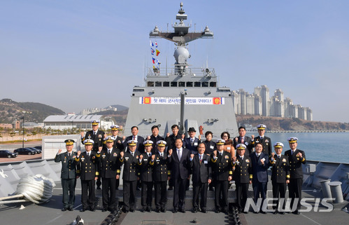 【부산=뉴시스】 하경민 기자 = 19일 부산 남구 해군작전사령부 부산작전기지에서 열린 아덴만 여명작전 7주년 기념행사에 참석한 정진섭 작전사령관과 초청인사들이 아덴만 여명작전 주역인 최영함 함상에서 기념촬영을 하고 있다. 2018.01.19. (사진=해군작전사 제공) yulnetphoto@newsis.com