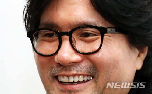 【서울=뉴시스】임태훈 기자 = 영화 '그것만이 내 세상'의 최성현 감독이 16일 오후 서울의 한 카페에서 뉴시스와 인터뷰에 앞서 포즈를 취하고 있다. 2018.01.17. taehoonlim@newsis.com