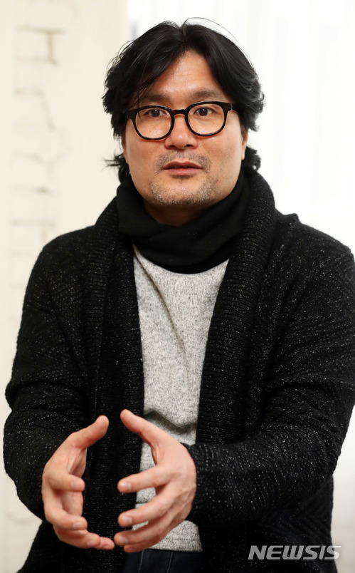【서울=뉴시스】임태훈 기자 = 영화 '그것만이 내 세상'의 최성현 감독이 16일 오후 서울의 한 카페에서 뉴시스와 인터뷰에 앞서 포즈를 취하고 있다. 2018.01.17. taehoonlim@newsis.com