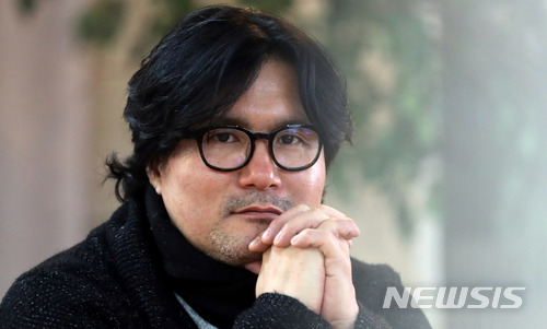 【서울=뉴시스】임태훈 기자 = 영화 '그것만이 내 세상'의 최성현 감독이 16일 오후 서울의 한 카페에서 뉴시스와 인터뷰에 앞서 포즈를 취하고 있다. 2018.01.17. taehoonlim@newsis.com
