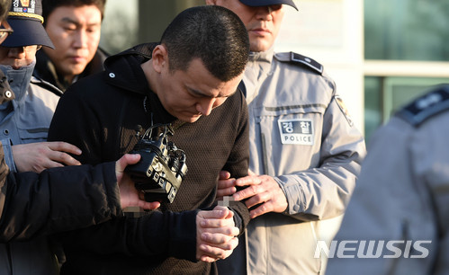 【용인=뉴시스】이정선 기자 = 강도살인 등 혐의로 구속된 친모 일가족 살해범 김성관(35)씨가 19일 오전 경기 용인동부경찰서에서 수원지방검찰청으로 송치되고 있다. 2018.01.19.&nbsp; ppljs@newsis.com