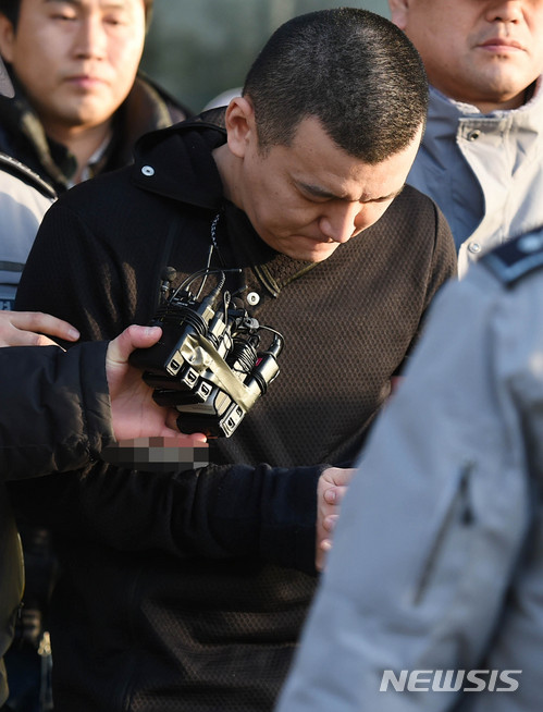 【용인=뉴시스】이정선 기자 = 강도살인 등 혐의로 구속된 친모 일가족 살해범 김성관(35)씨가 19일 오전 경기 용인동부경찰서에서 수원지방검찰청으로 송치되고 있다. 2018.01.19.&nbsp; ppljs@newsis.com