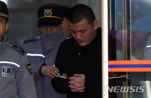 【용인=뉴시스】이정선 기자 = 강도살인 등 혐의로 구속된 친모 일가족 살해범 김성관(35)씨가 19일 오전 경기 용인동부경찰서에서 수원지방검찰청으로 송치되고 있다. 2018.01.19.&nbsp; ppljs@newsis.com